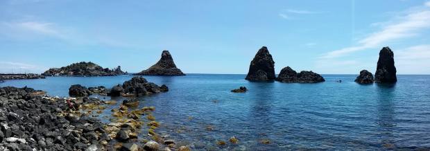 Sicilia - Acitrezza (Catania) con l'isola lachea e i suoi faraglioni